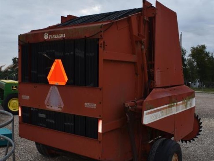 hesston-560-image-3