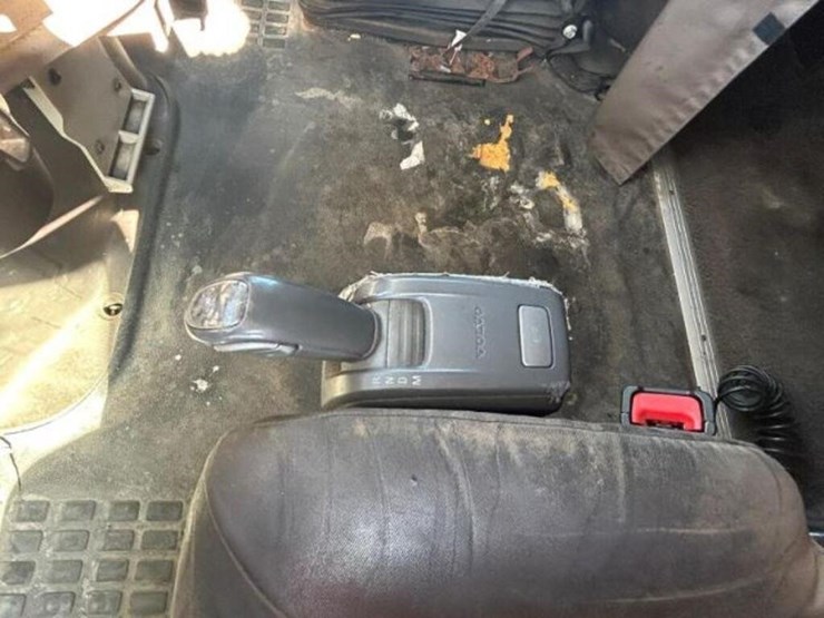 2015-volvo-t/a-hiway-tractor---sleeper-4v4nc9eh3fn-image-14