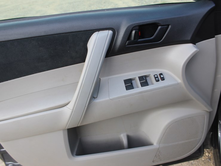 2010-toyota-highlander-image-11