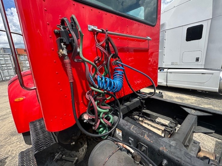 2008-peterbilt-335-image-16