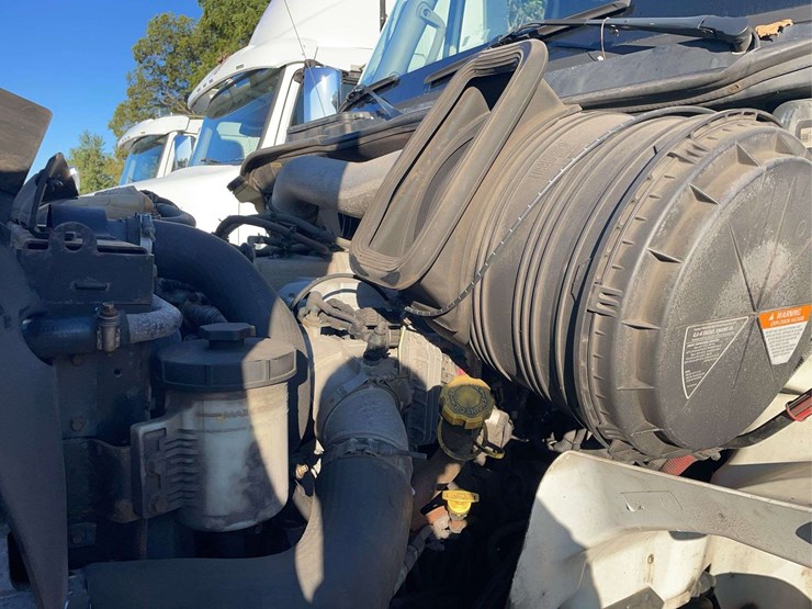 2015-navistar-8600-day-cab-semi-image-33
