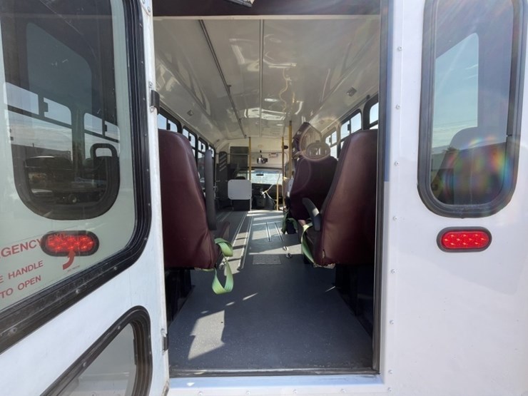 2014-chevrolet-express-paratransit-bus-image-14