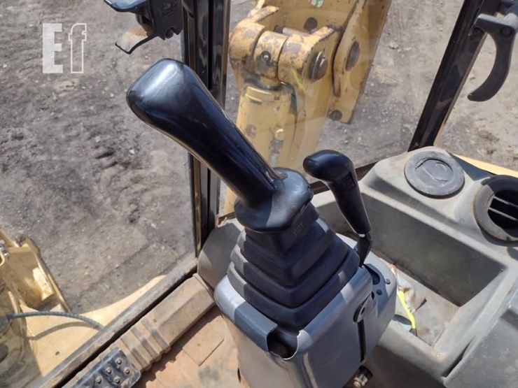 2004-caterpillar-420d-image-14