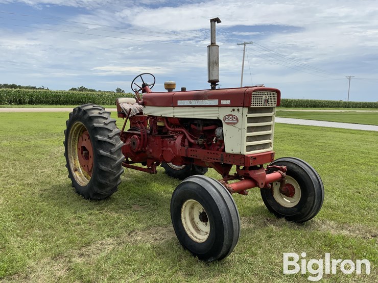 mccormick-farmall-560-2wd-tractor-image-3