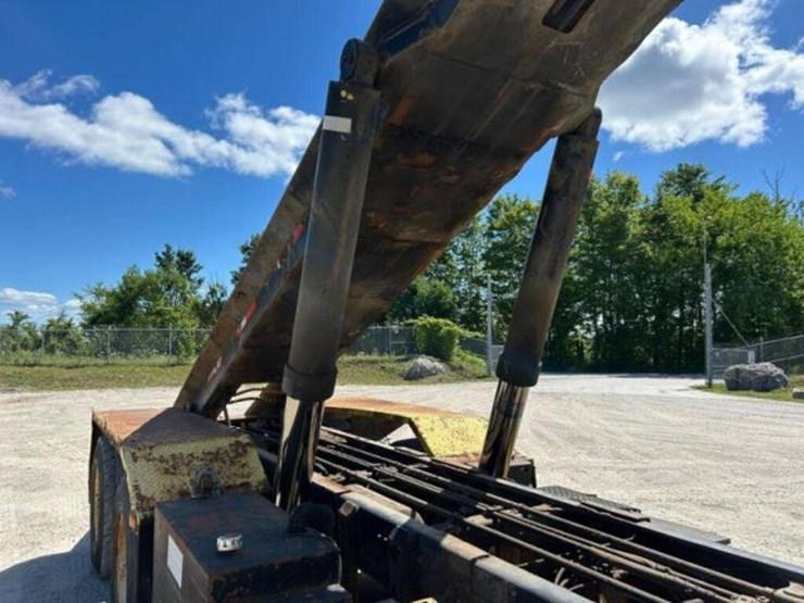 2002-freightliner-fl112-image-34