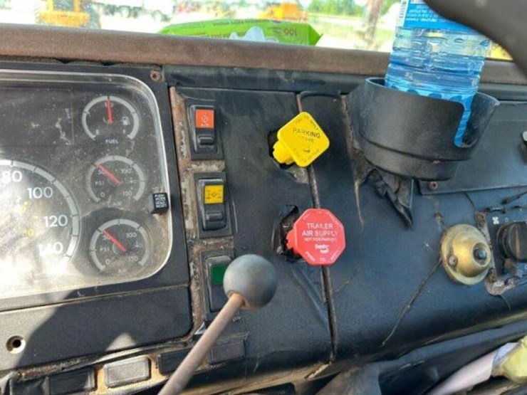 2002-freightliner-fl112-image-16