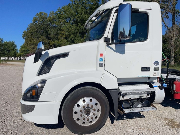 2016-volvo-day-cab-semi-image-2