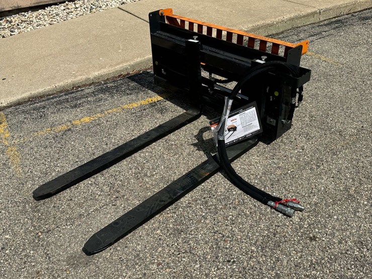 wolverine-pfa-11-3300g-hydraulic-adjustable-skid-steer-pallet-fork-attachment-image-1