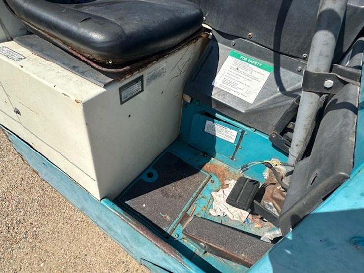 #2267-•-tennant-225-ride-on-sweeper-|-parts-or-repair-image-11