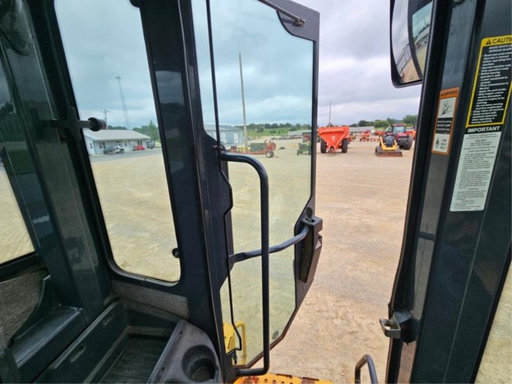 2012-deere-624k-image-46