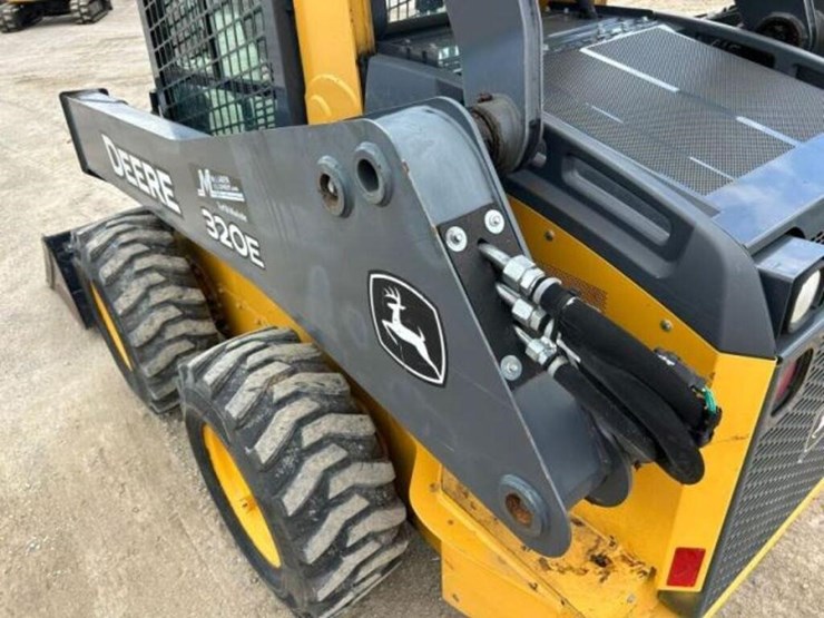 2017-deere-320e-image-41