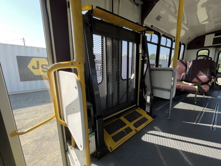 2014-chevrolet-express-paratransit-bus-image-30