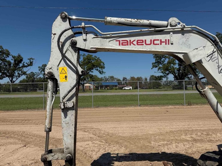 2019-takeuchi-tb230-image-21