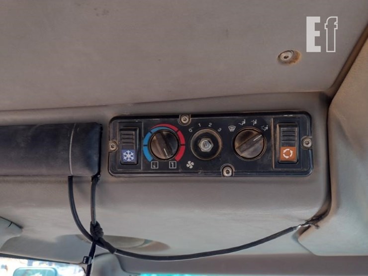 2005-deere-300d-image-12