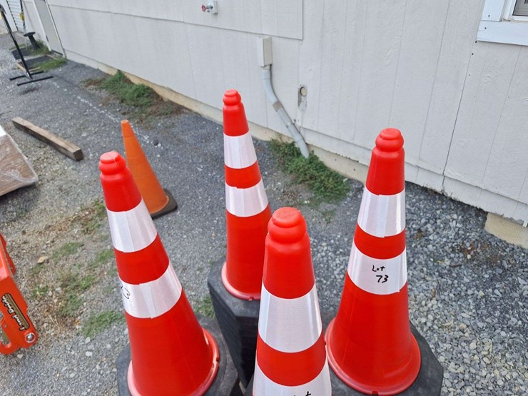 approx-(50)-unused-traffic-safety-cones-image-4