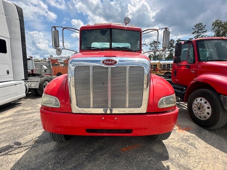 2008-peterbilt-335-image-7