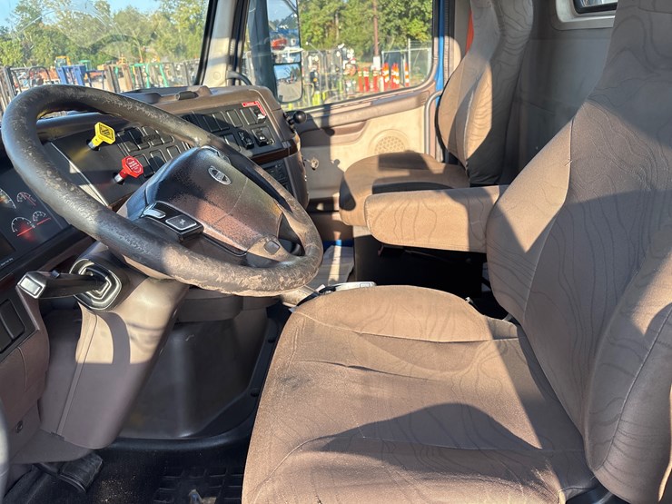 2015-volvo-vnl42t300-image-8