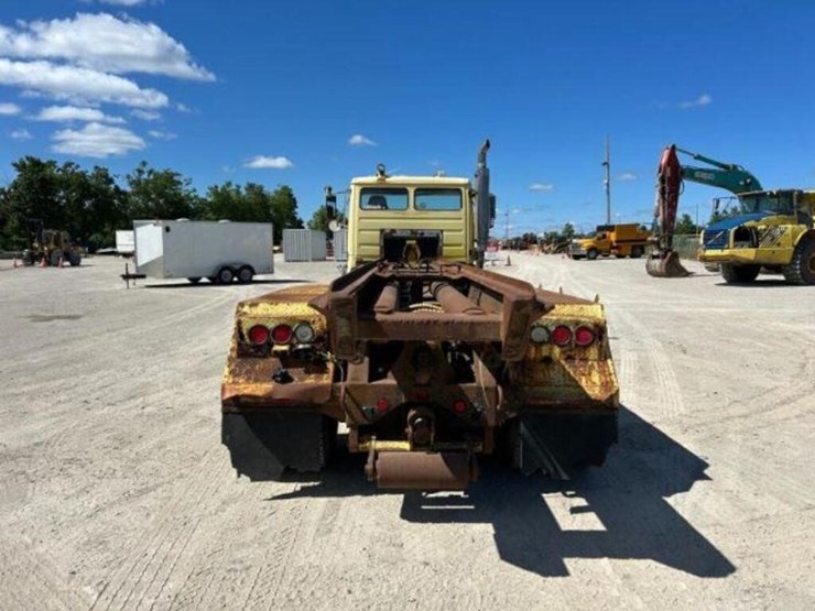 2002-freightliner-fl112-image-6