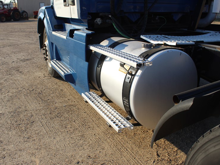 2015-volvo-vnl42t300-image-9