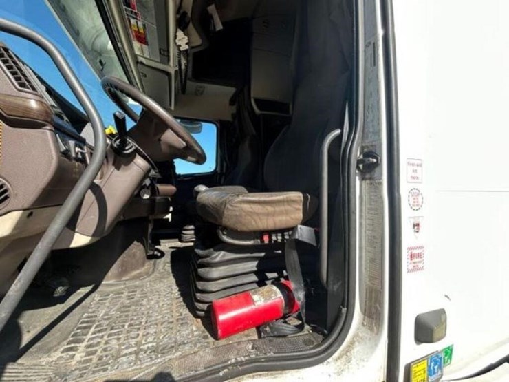 2015-volvo-t/a-hiway-tractor---sleeper-4v4nc9eh3fn-image-32