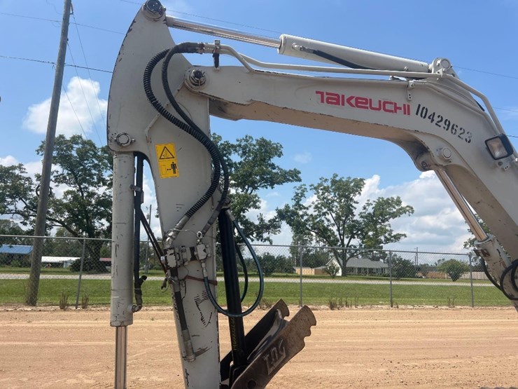 2015-takeuchi-tb260-image-11