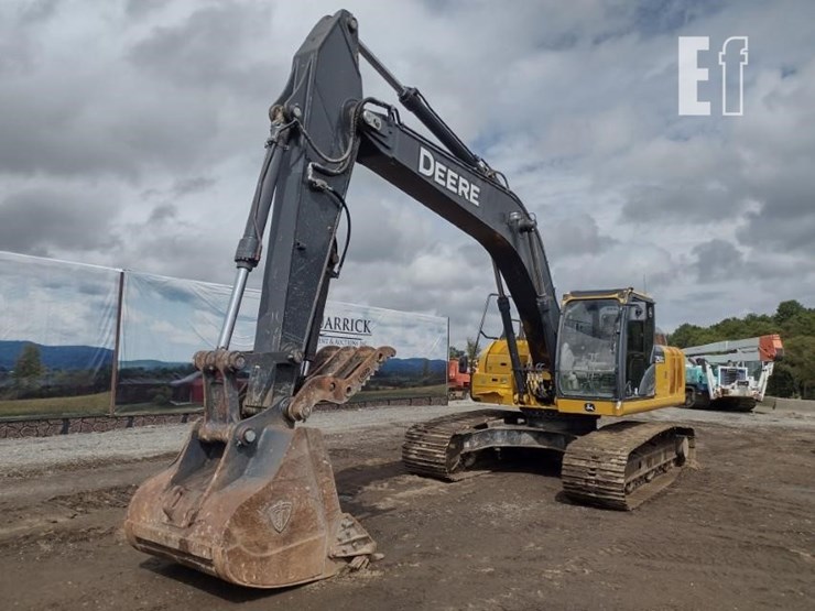 2021-deere-250g-lc-image-52