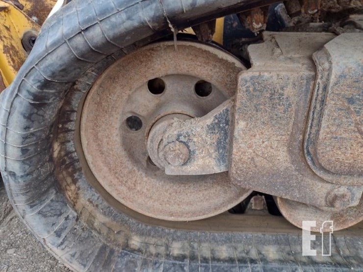2015-deere-329e-image-24