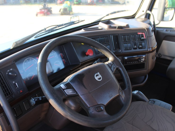 2015-volvo-vnl42t300-image-10