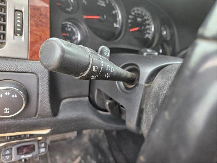 2011-gmc-3500-image-27