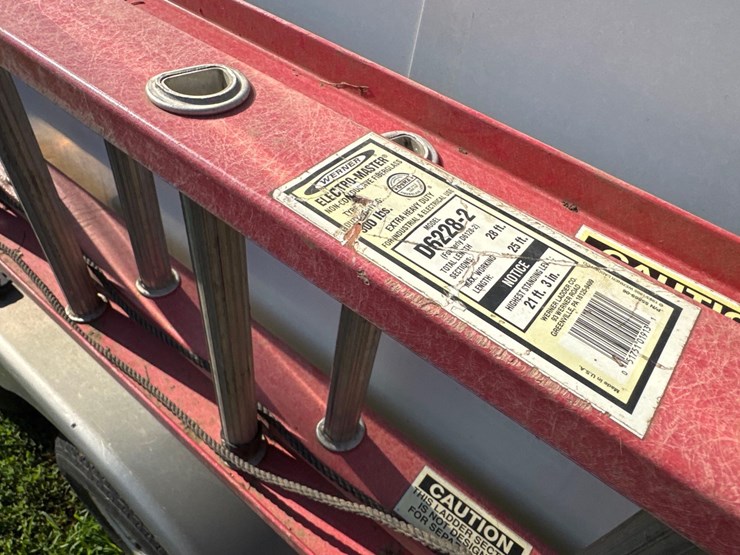 28’-fiberglass-ext-ladder-image-4