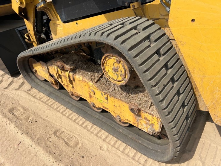 2019-caterpillar-239d-image-21