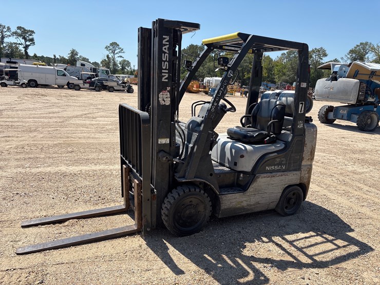 #2074-•-nissan-forklift-image-2