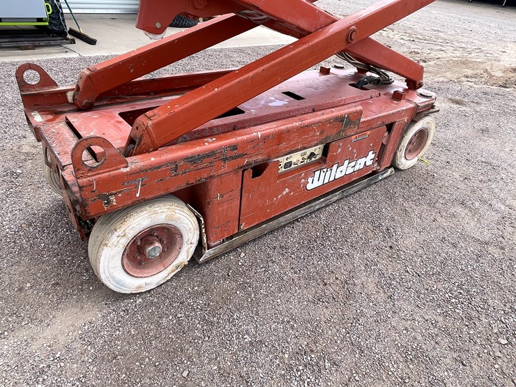 #1017-•-scissor-lift-image-3