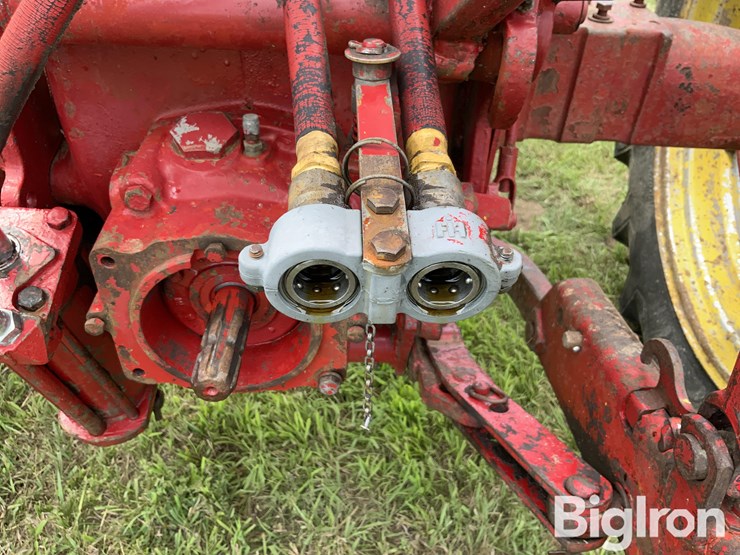 mccormick-farmall-560-2wd-tractor-image-11