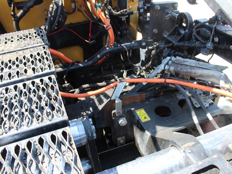 2017-caterpillar-ap-1055f-image-15