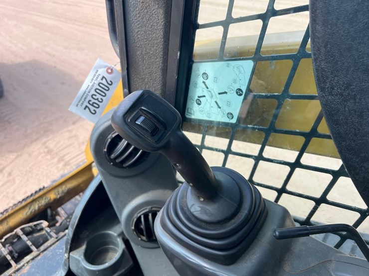 2019-caterpillar-239d-image-26
