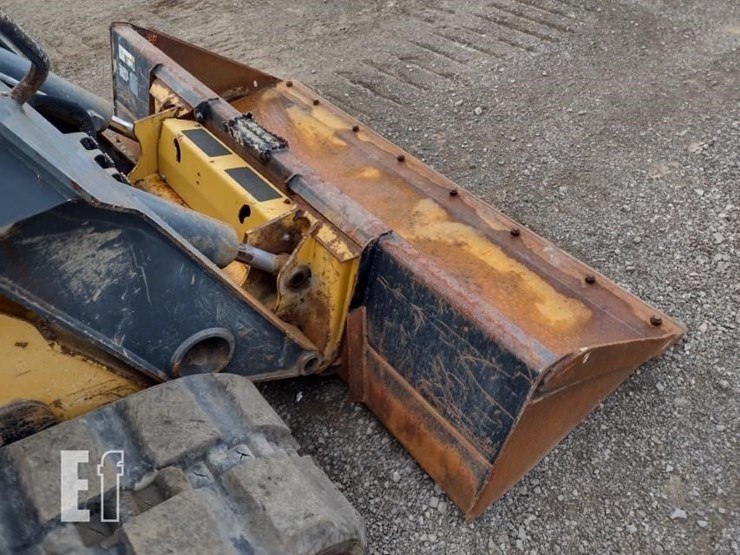 2015-deere-329e-image-17