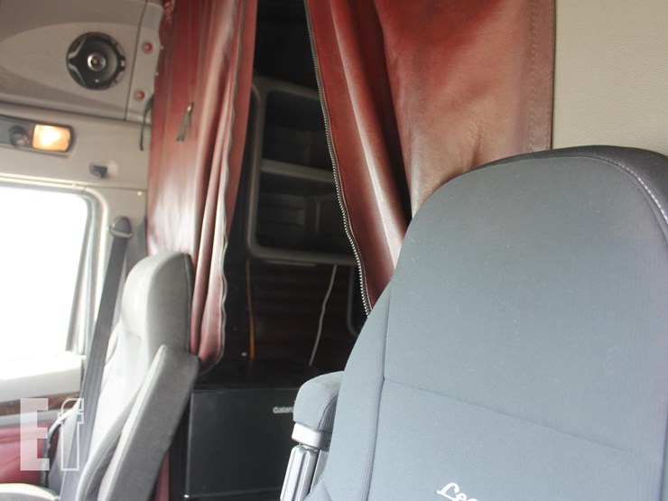 2011-kenworth-t700-image-14