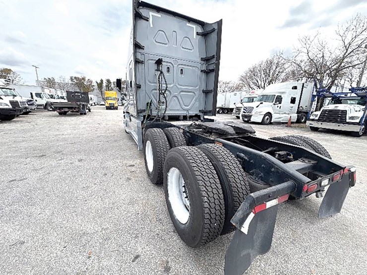 2023-freightliner-cascadia-126-image-2