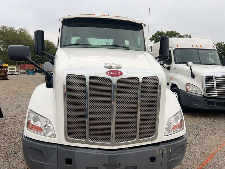 2018-peterbilt-t/a-daycab-semi-truck-image-7