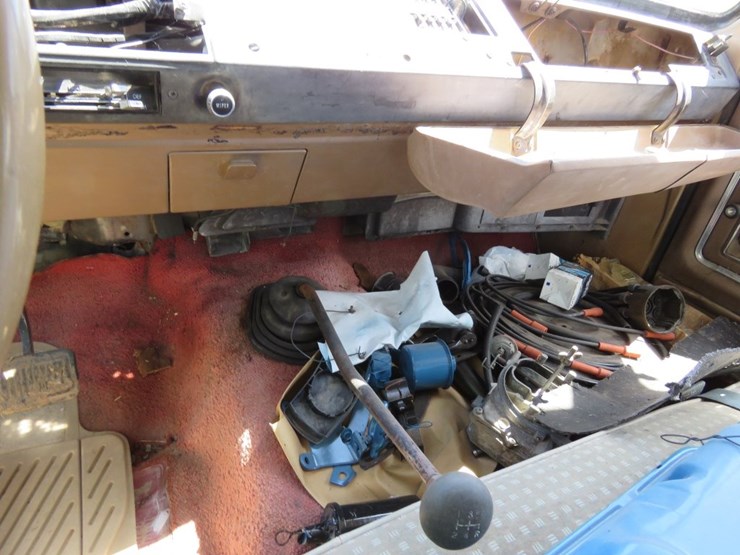 1972-dodge-d300-1-ton-pickup-with-stock-bed-image-10