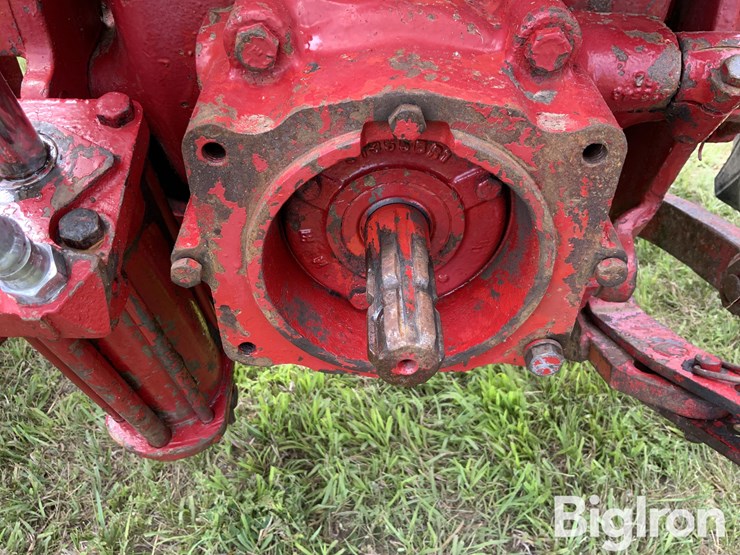 mccormick-farmall-560-2wd-tractor-image-10