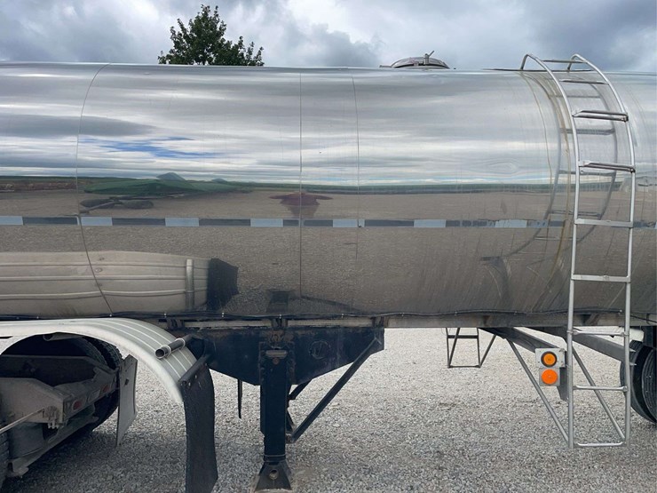 stainless-steel-7000-gallon-tanker-image-7