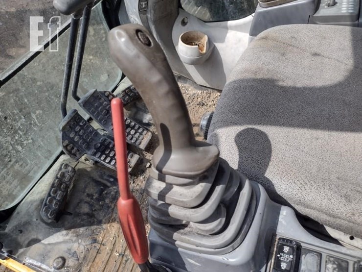 2021-deere-250g-lc-image-10