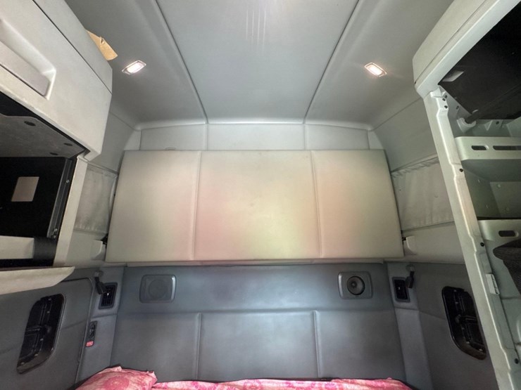 2014-kenworth-t680-image-35
