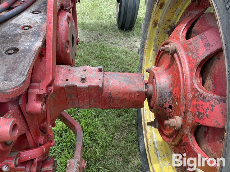 mccormick-farmall-560-2wd-tractor-image-19