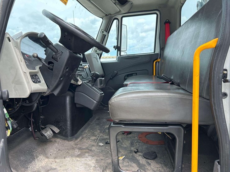 2014-international-durastar-4300-image-11