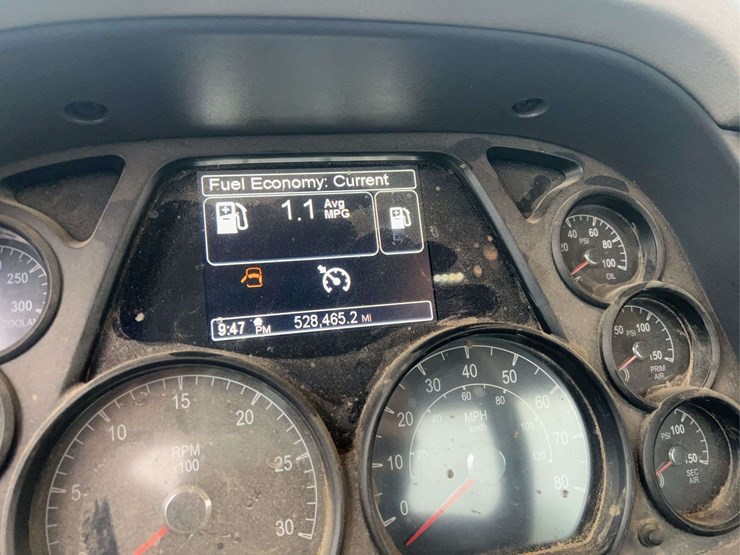 2018-peterbilt-t/a-daycab-semi-truck-image-34
