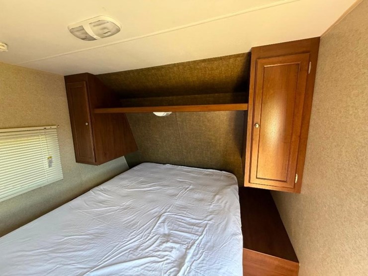 2015-lynx-by-heartland-prowler-camper-(20',-model-image-12