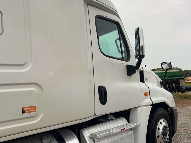 2014-freightliner-cascadia-t/a-sleeper-semi-truck-image-15